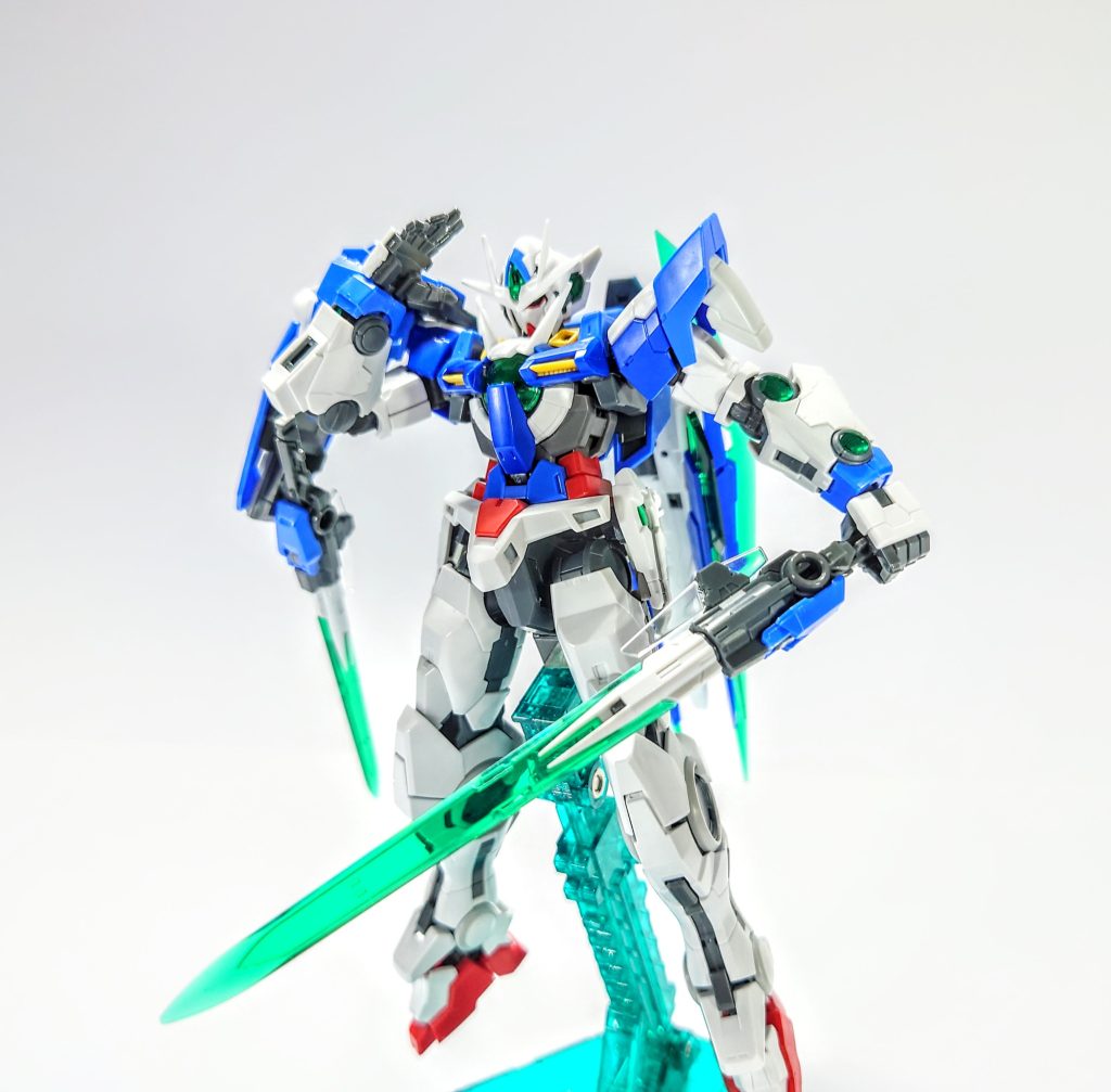 左肩のGNドライヴだけ外し肩パーツを付け替えてグラハムポーズ。