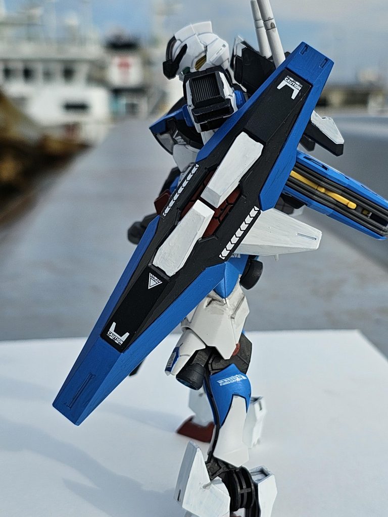 シールドはガンヴォルヴァのものをそのまま使用していますが内部を赤く塗りパーメットを搭載してるようにしています。