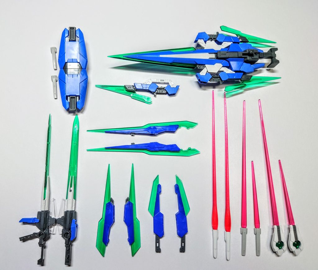 武装は７種類を２本ずつで一応セブンソードだったりします。（フルセイバーはオーライザーの武装、シールドのビームサーベルは簡易武装時ということで）機体名のエクスは、エクシアの韻と武装の×２…という意味を込めています。色変前の改造はこれで終わり…のはず…