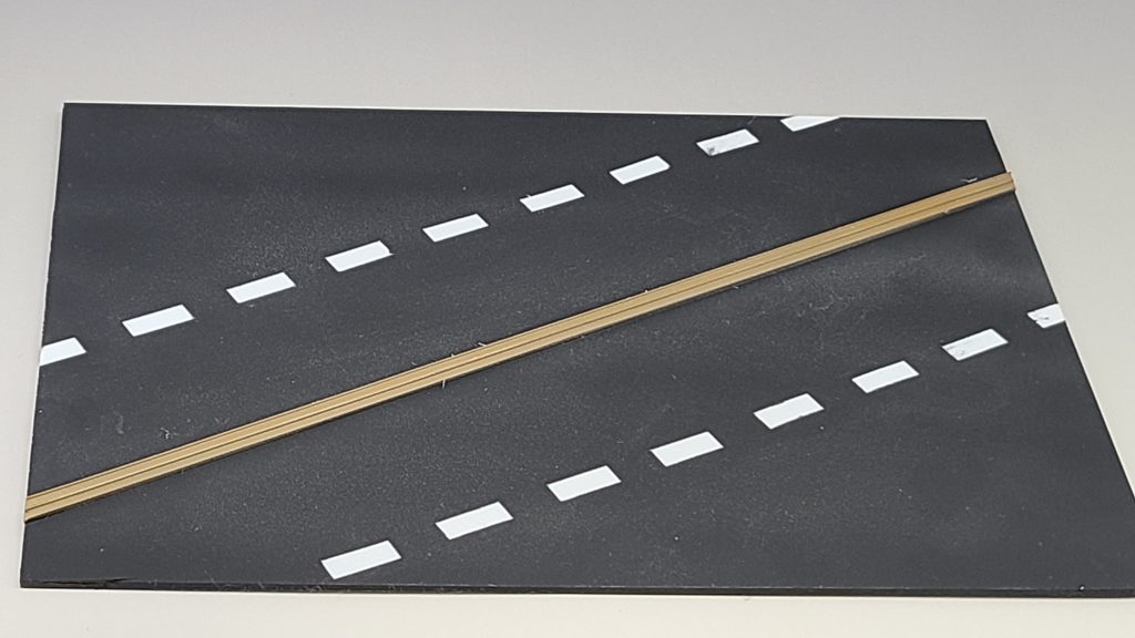 カタパルト風の台座はプラ板を貼り合わせて作ったお手軽なものになってます(・∀・)