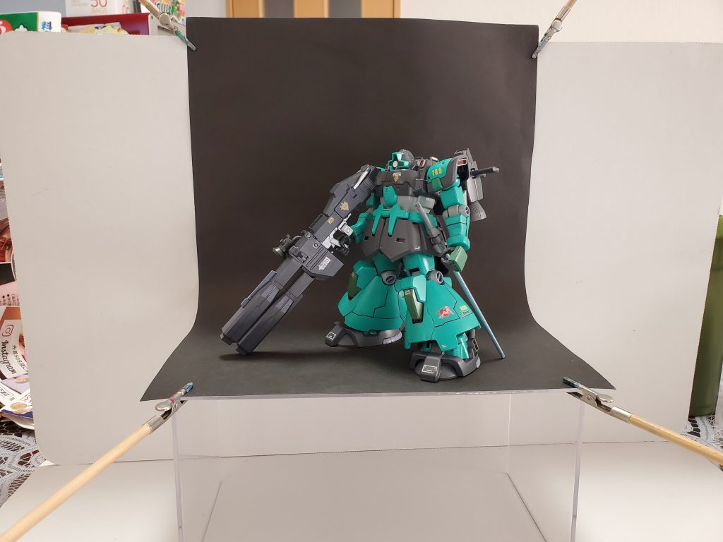 こちらは私の撮影現場風景です😌🎶毎回、リビングのテーブルの上で撮影会を行っております👍皆様のような撮影ブースや照明等は持ってません😅💦照明は…蛍光灯です😎✨ここに数種類の背景シートを使用する事によって熱い撮影現場🎬️に変貌します😆🎵