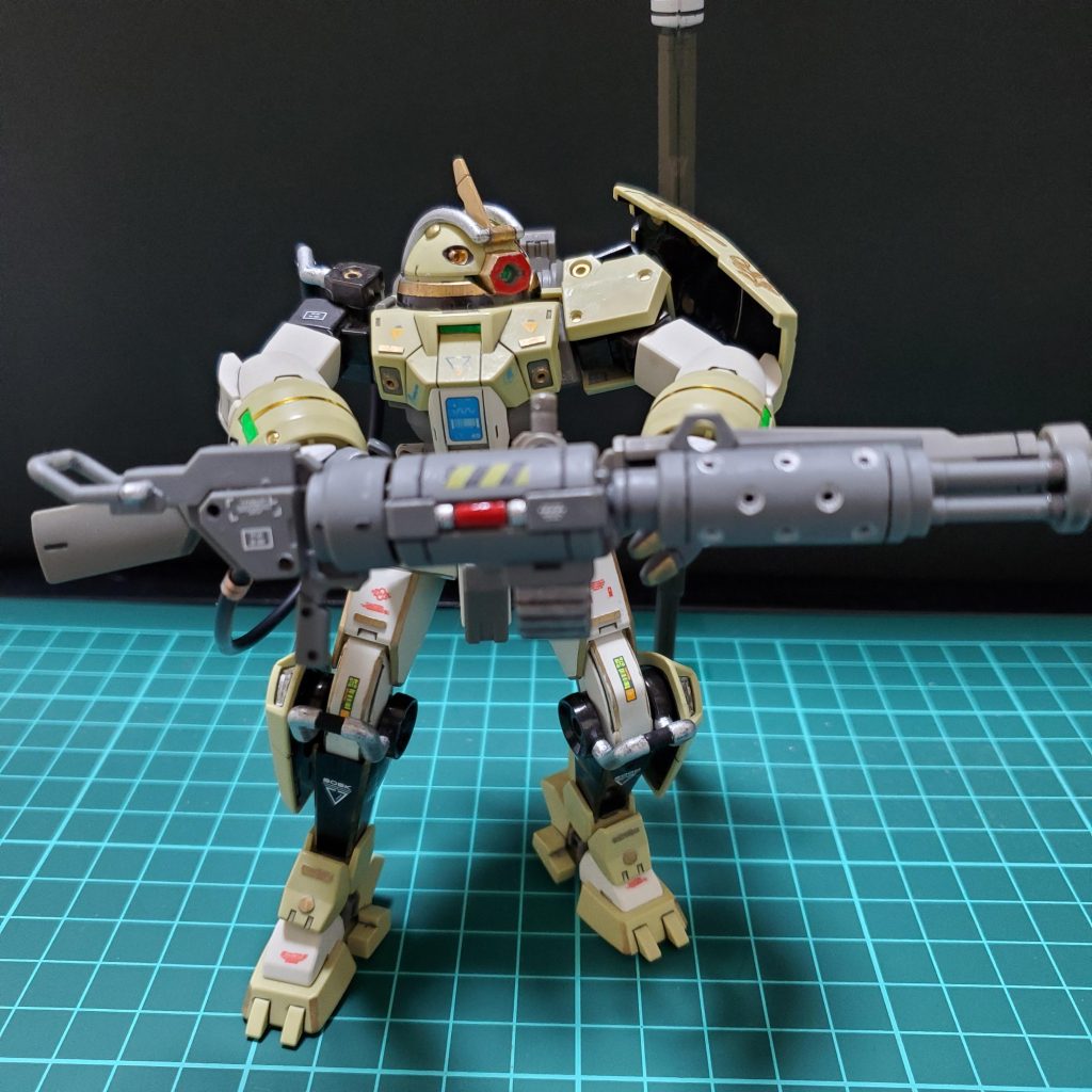 頭部や肩シールド、その他の場所に金属チップを埋め込みディティールアップしています。武器のライフルは2個連結させ背中からのチューブは付属の物は使わず黒色のチューブに変更しました。合わせ目は段落ちモールドで情報量をましています。背中のバックパックに1丁マウントさせてみました。