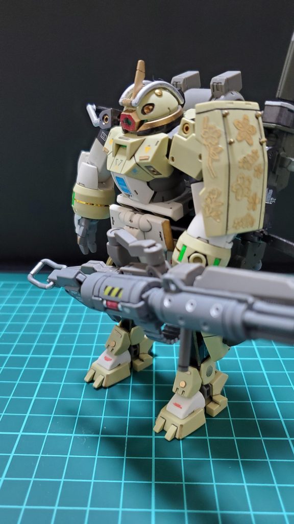 肩シールド部は華やかさを表現したくゴールドの花柄にして、スジ彫りはやったことが無く初めてなので直線ですがスジ彫りを施しました。