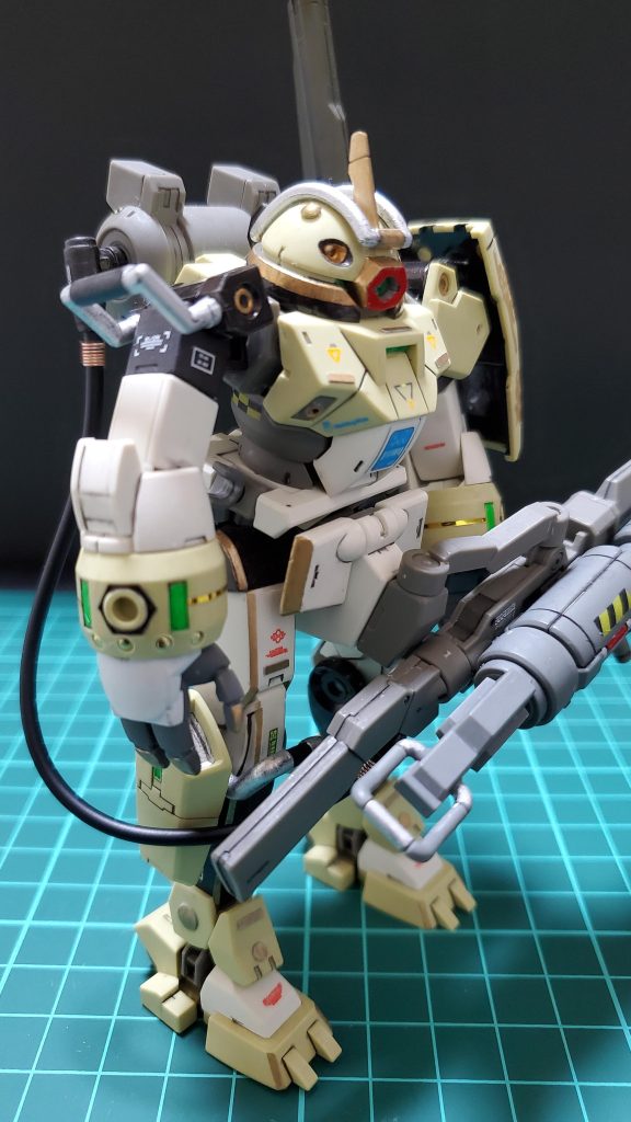 目元はアイラインをメイクしているかのように削り拡大しました。またクチ元はルージュを塗っているように赤で際立たせました。