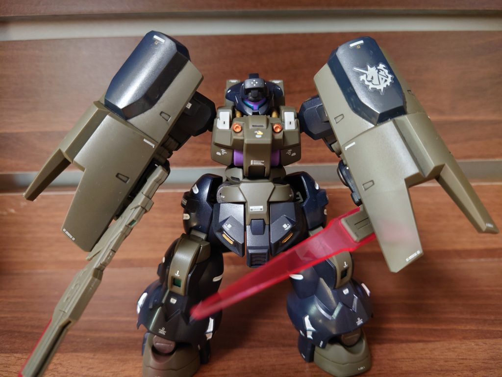 正面。肩に張ってあるエンブレムはハイニューガンダム(笑)