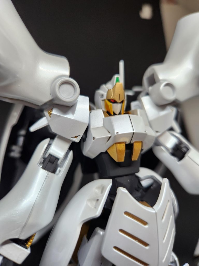 顔のパーツを気持ち削り、ZZの時のハマーンの冠を意識して塗装しました。