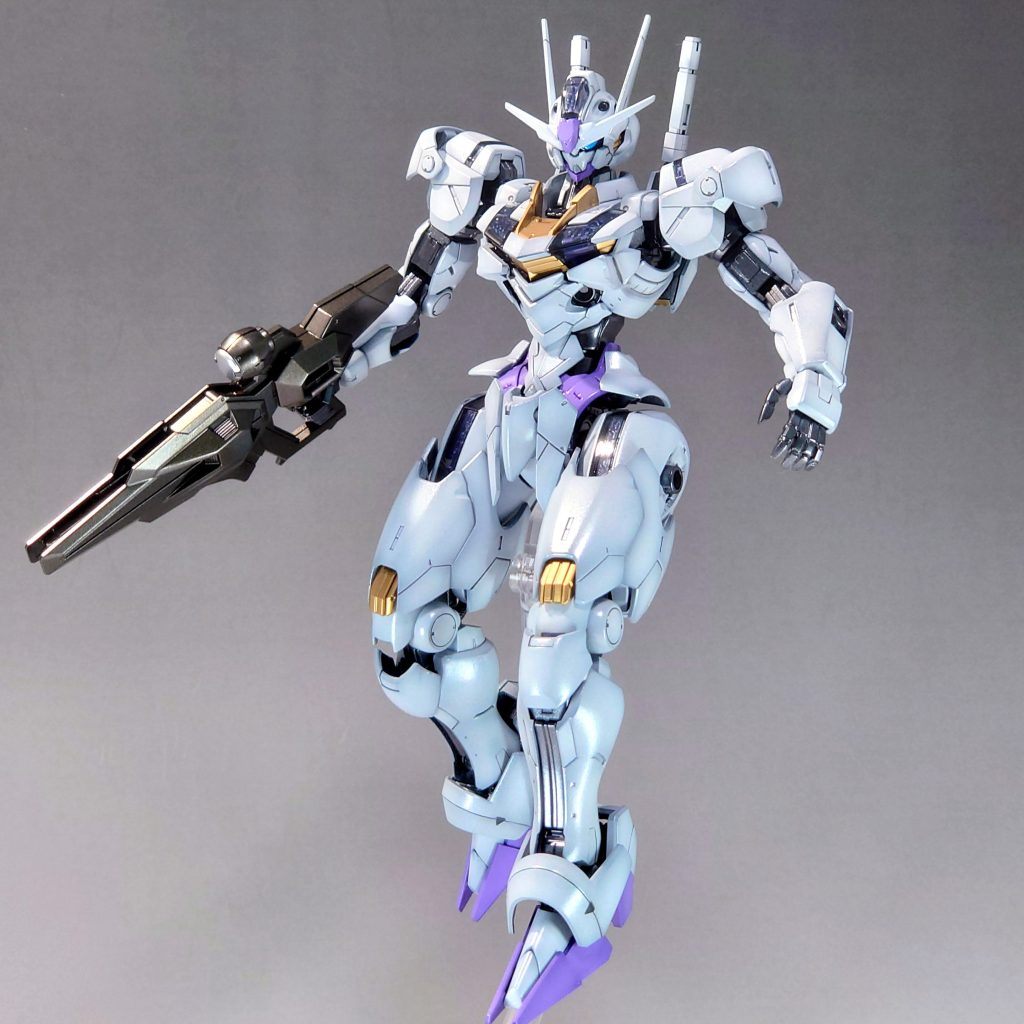 ツインアイとシェルユニットはキャンディ塗装。シェルユニットは偏光パールを吹き付け角度によって青~紫に変化するのですがクリアパーツ付けるとあまりわからなくなりました。