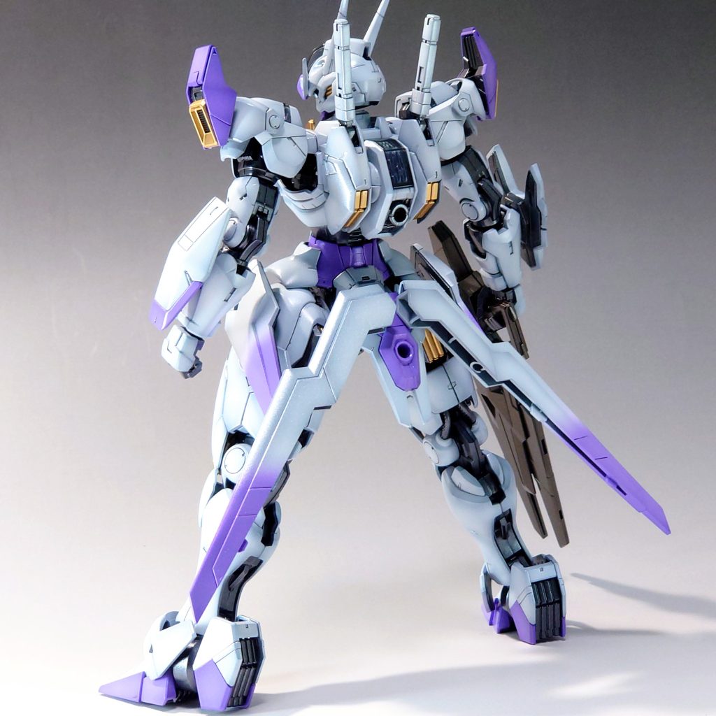 腰に取り付けるパーツは白~紫のグラデーション塗装を施してます。白と紫の境目はミストが飛び散って見えないように気をつけました。