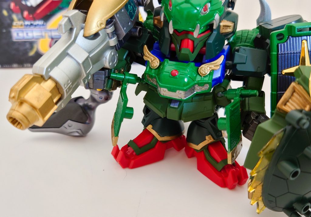 前面のフロントアーマーはボールジョイントを使って開閉式になっております。