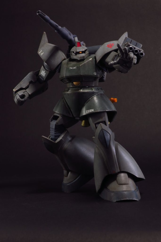 無骨なデザインのゲルググだからこそ、退色ウェザリングが似合うと思いました。