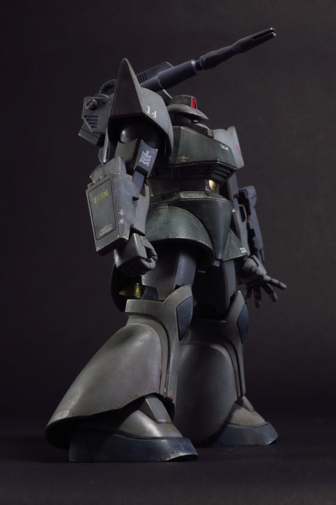 ウェザリングカラーのあと、チッピングやスミ入れをしています。