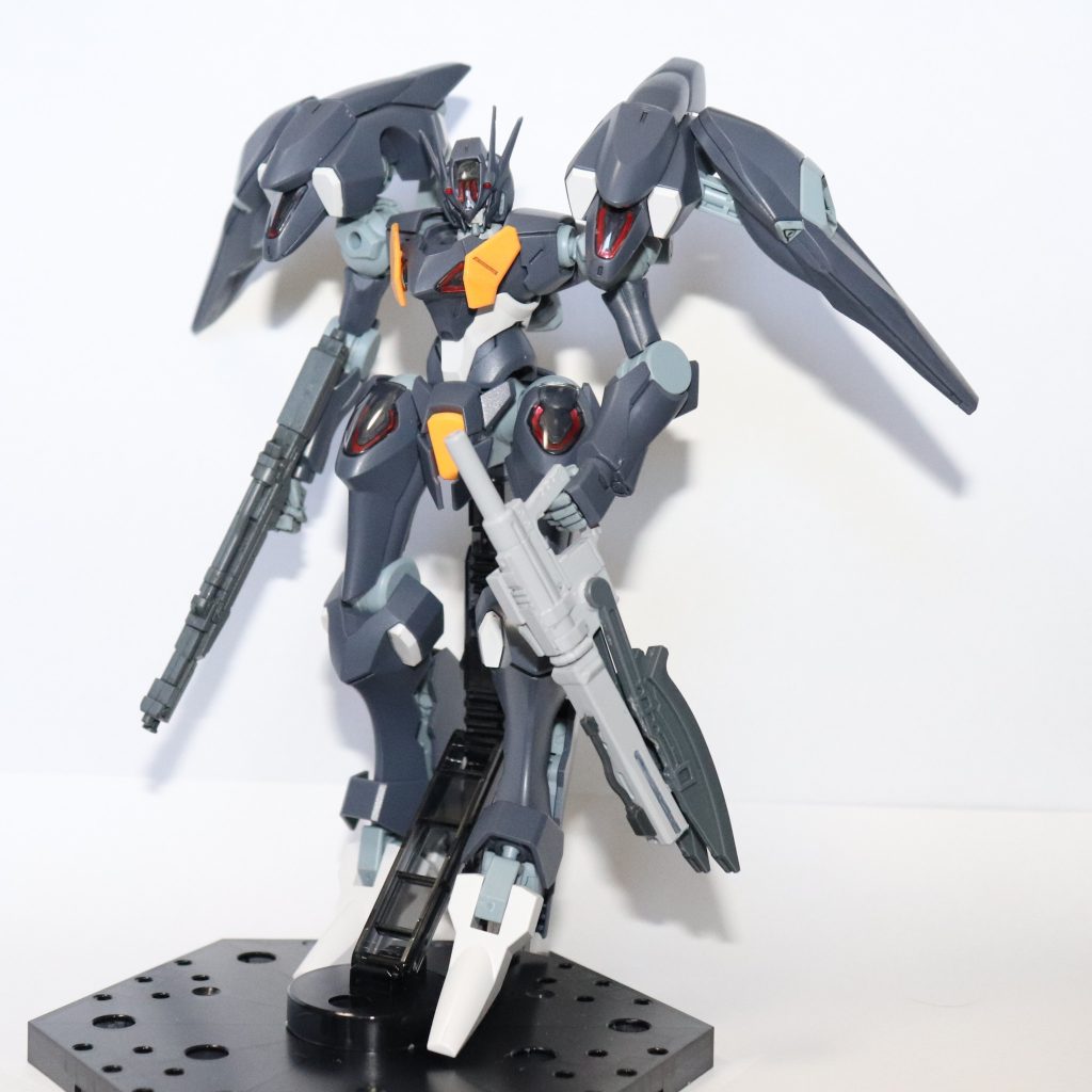 キット付属のライフルがあまり好きではなかったので, 武装変更ついでに仕様変更してみました。メイン武装はビームマシンガン, ビームランサーです。