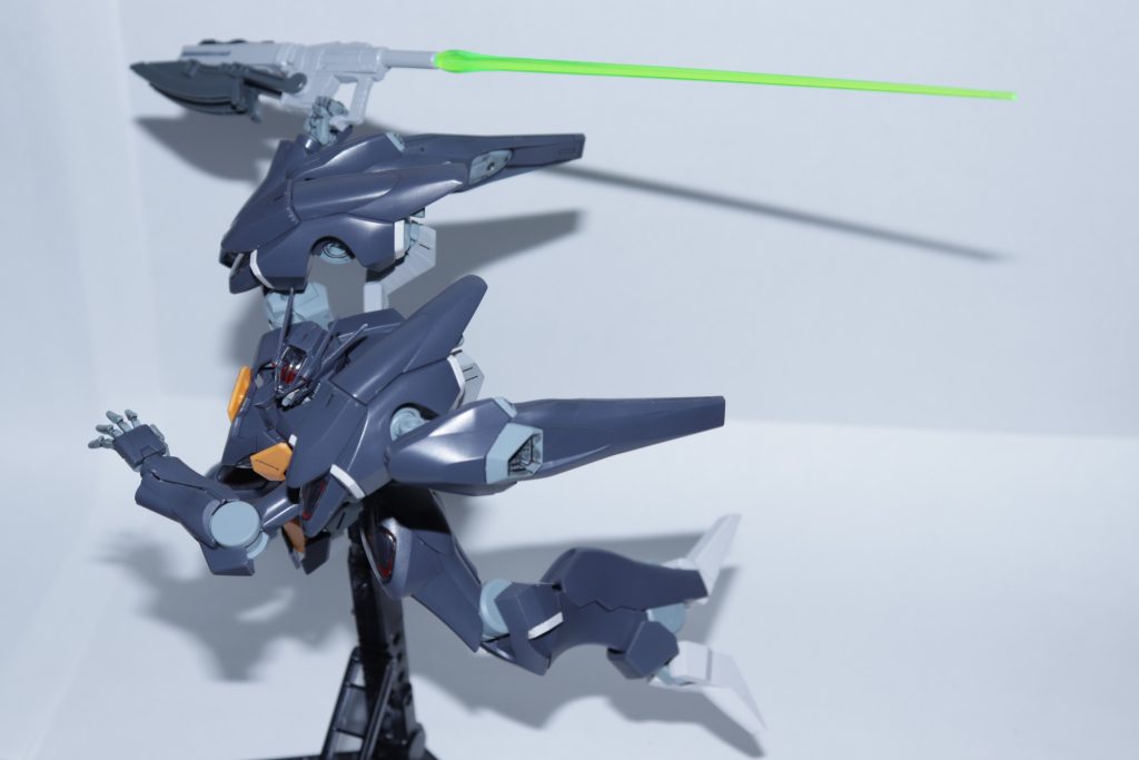 後ろ側には大型ビームサーベルを設置サーベルモードとランスモードの切り替えのためにビームランサーの持ち手は2ヶ所用意しています。