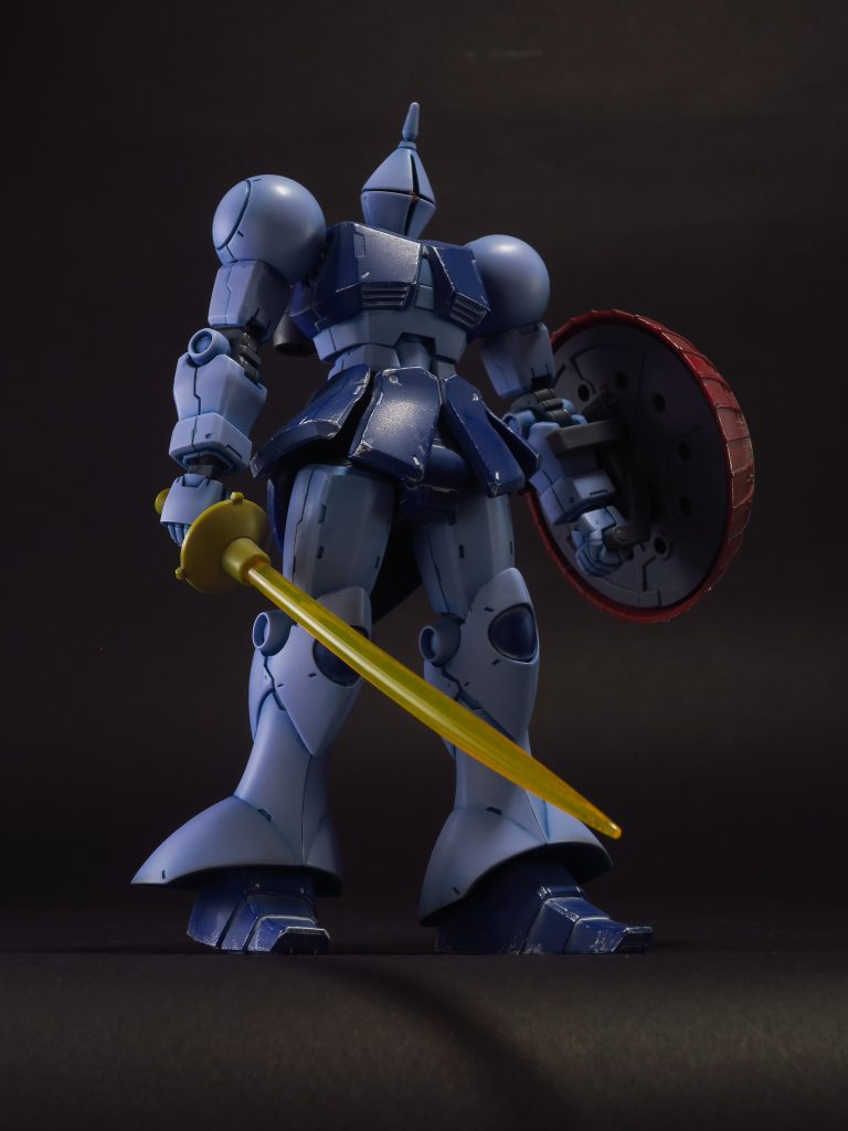 アオリ気味に撮影。マッチョ感がマシ。ギャンはスラッとしているので、正面〜上あたりから撮った方がいいですね。