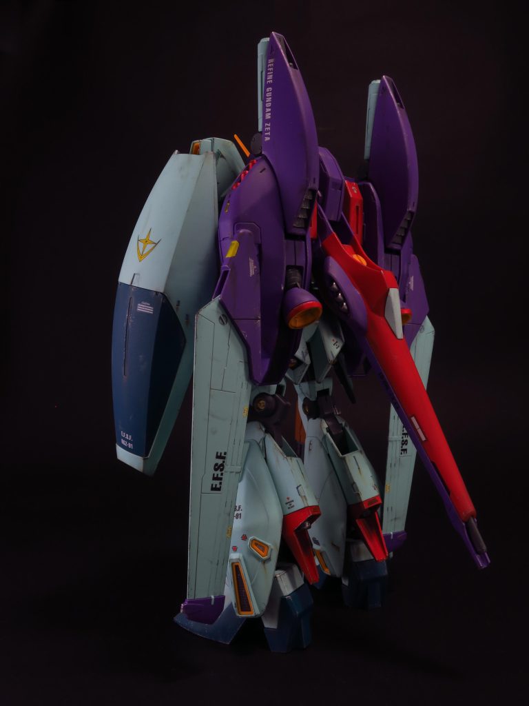 リアルタッチマーカーのブラウンで汚れの溜まりそうなところに点描して、湿らした綿棒で泥やオイルの垂れた汚れを表現。