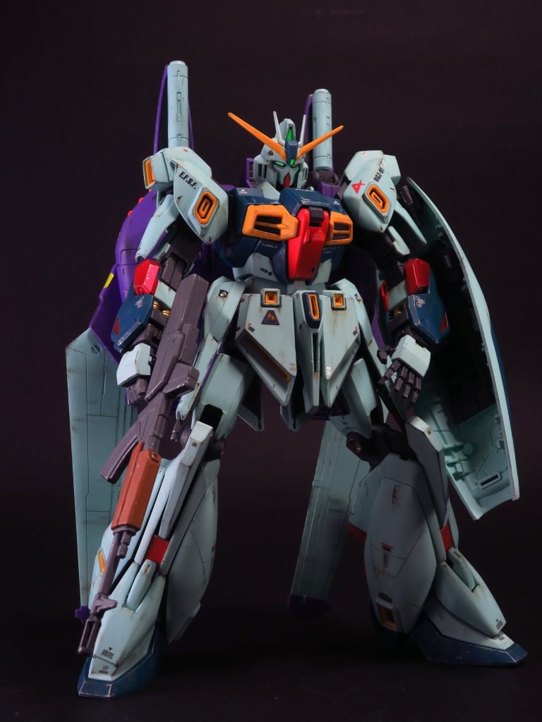 足を開き気味にすると、マッシブな感じにもなります。