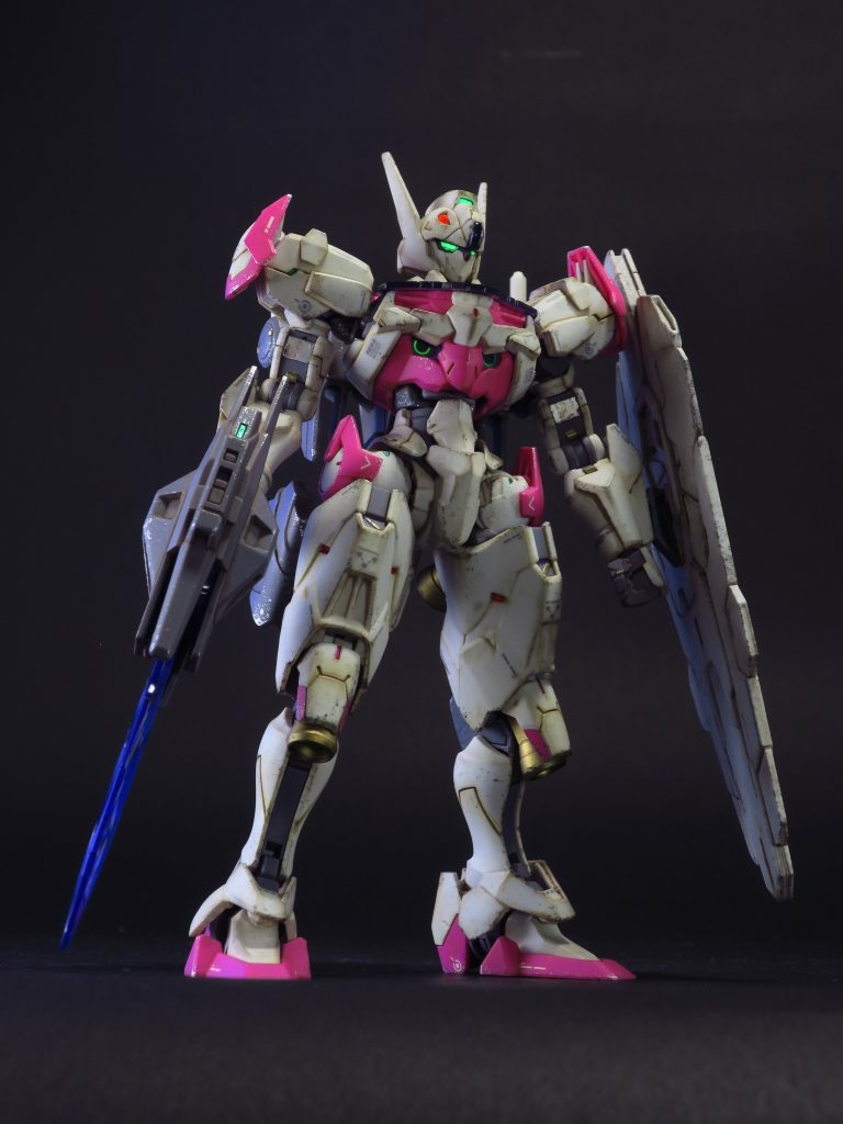 ツインアイはシルバーのスプレーを下地に、ガイアのエナメル塗料の蛍光グリーンを。しかし、ウェザリングカラーのフィルタリングのときにツインアイを汚してしまいました…リカバーしましたが、完全にはもとに戻せませんでした。反省点です。