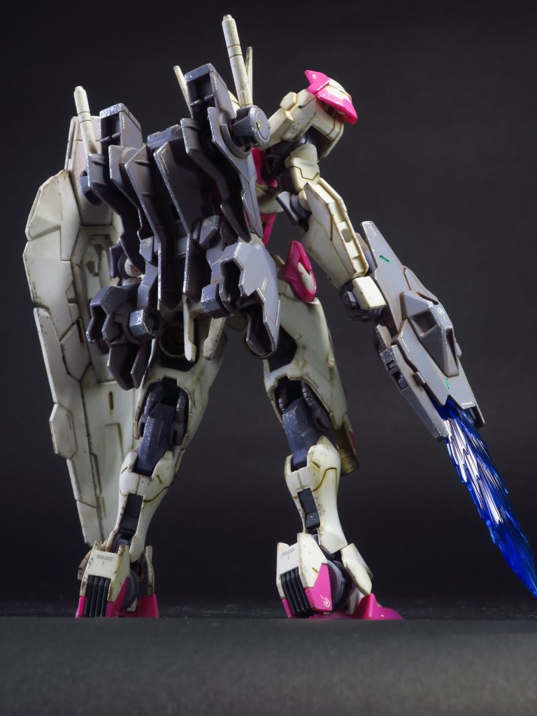 ピンクのパーツに合わせて、全体に赤味を追加したく、ウェザリングカラーのステインブラウンでフィルタリング。あとは焼鉄色でチッピング、ウェザリングマスターのオイルで汚しを追加。