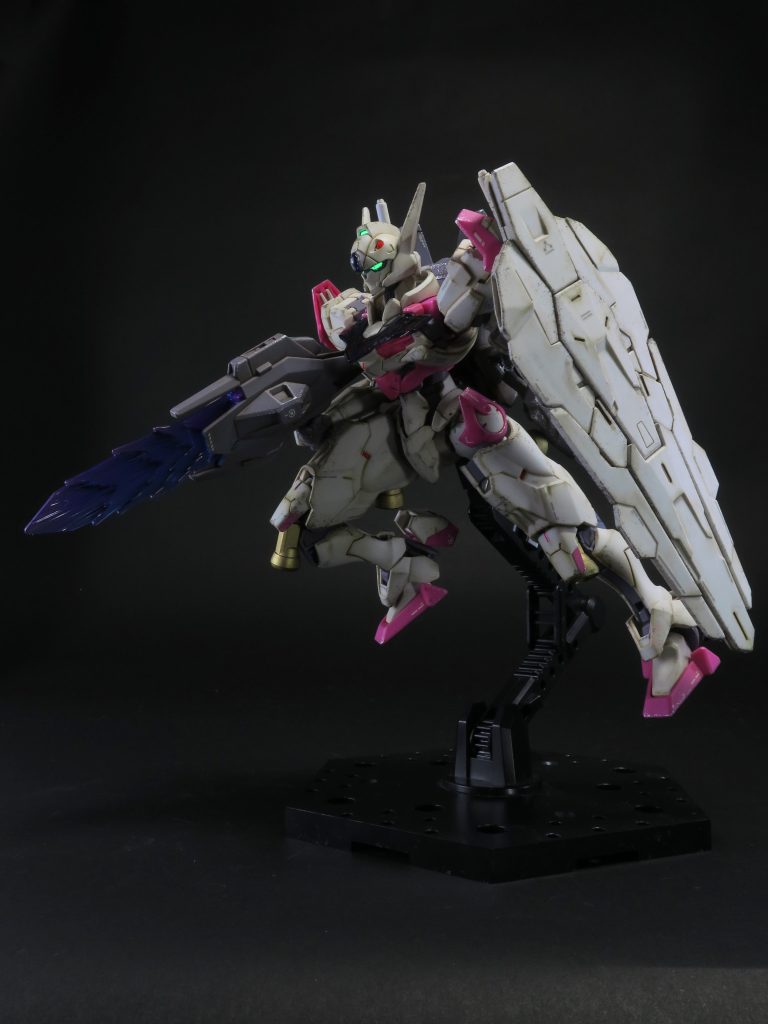 ヴァナディース事変の戦いで傷ついたというイメージでウェザリングしましたが、ちょっと汚しすぎた気もします。ですが、これはこれで良いかな。以上、HGガンダムルブリスでした。お読みいただきありがとうございました!