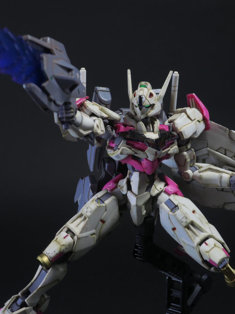 ポイントにガンダムマーカーのロイヤルメタレッドを使いました。そしてツインアイをブラックライトで光らせようとすると…ロイヤルメタレッドも反応してる!これは知らなかった。。みなさんもお気をつけを。