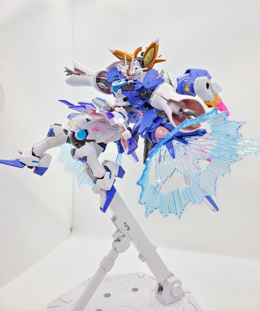 脚部にはデカールの代わりに、なんかキラキラのスパンコール(蝶型)とか言うのを飾りました。スカートの下が覗くサービスショットです♪