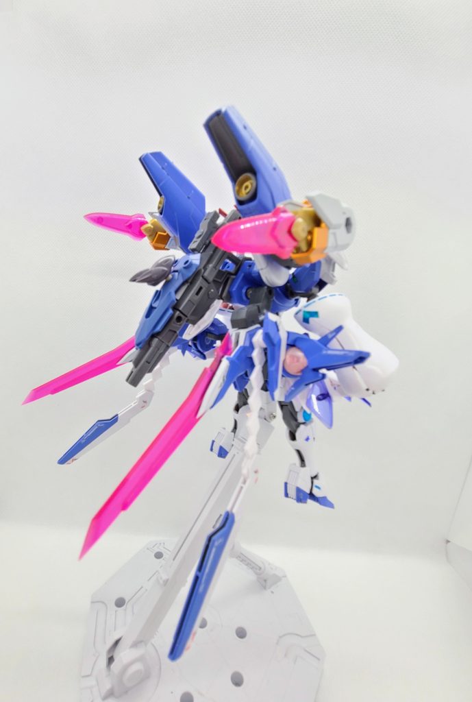 バックパックにはミキシングしたメガミデバイスのタマモ?だっけかの装備を盛り込みビームサーベルが4本、ファング的なのが二個大型のビームサーベル的なのが2本ビームライフルが一丁の系9個の装備を背負ってます