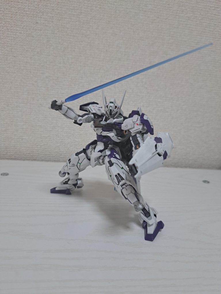 ユニコーンガンダムのシールドを貰ったのでちょっと付けてみました。ランナーを適当に切って付けただけです。