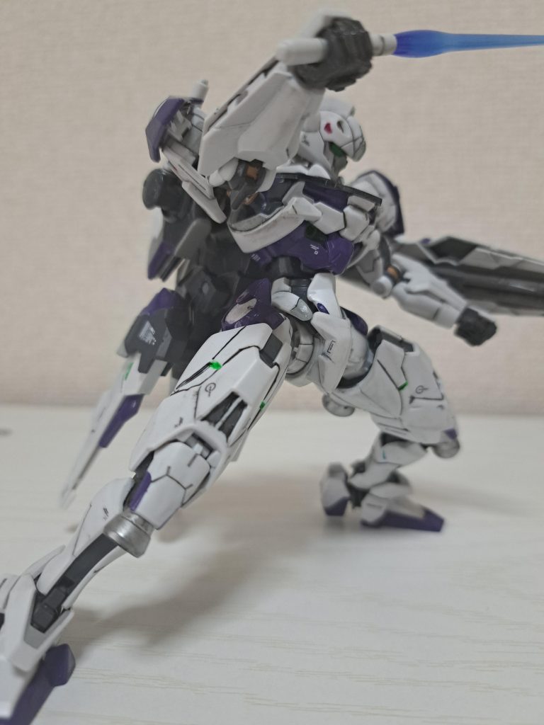 ポーズもうまくできたら　もっと良く見えるのかなぁ。今度はデカールももう少し多めに貼ってみてみよう。水星の魔女のは今どこへ行っても大抵あるので　しかも種類もあって買うのに迷います。なんせ1週間に1つしか買っていい許可がないので。休みの日にお気楽に作るのでまぁまぁ楽しんでます。見ていただいてありがとうございました。