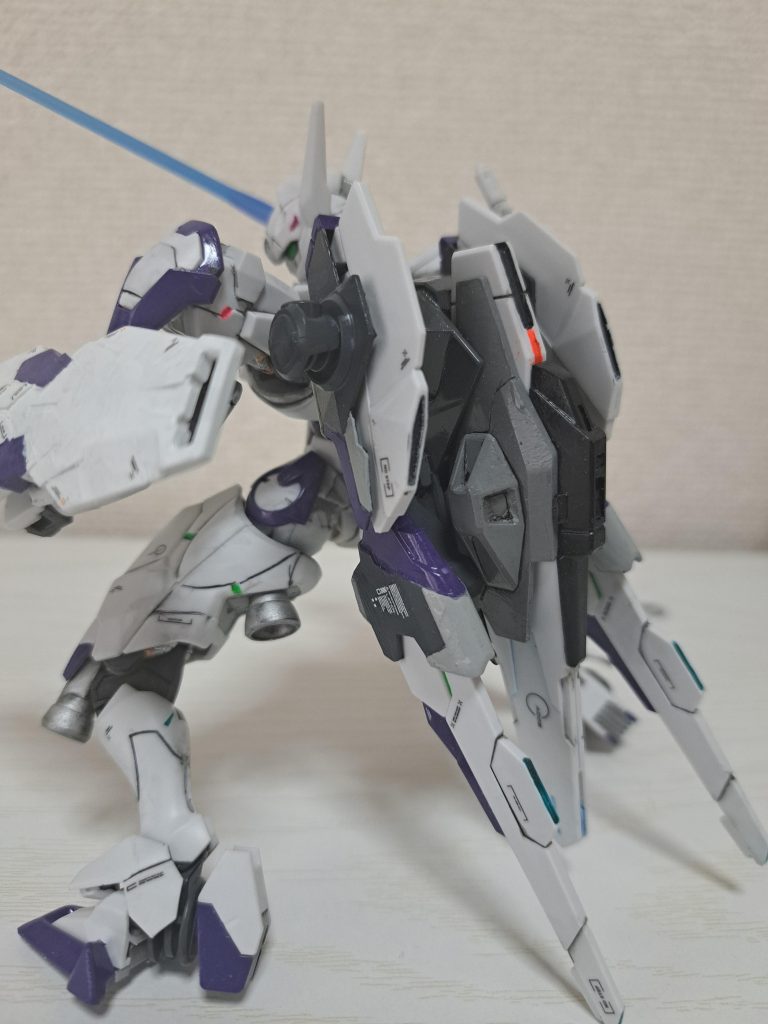 ちょこちょこ蛍光塗料使ってます。成型色の白が綺麗なので部分塗装にしたのは、まぁまぁ良かったと思います。