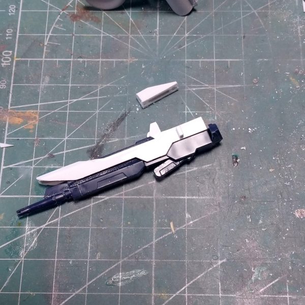 ちまちまと制作中のHGCEストライクフリーダム ライフルが、上面から見たときに寸胴感があるため、エッジを斜めにしたり、センサー部を小型化しするなど試行錯誤中です、、、。（2枚目）