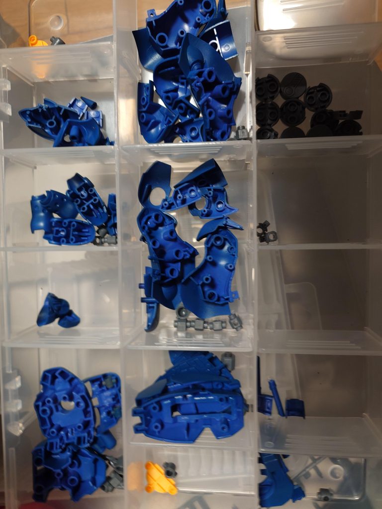 青々としたパーツ類。青の成型色は白化が目立つので、素組の際は要注意です。