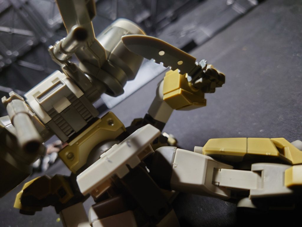 まずはデミトレの武装セットのナイフをネオジムでマウントできるように改修。もうお手の物なのです。