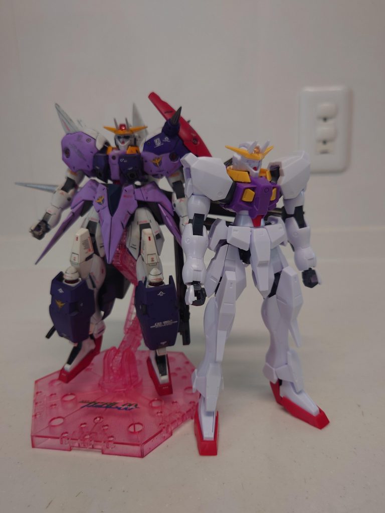 素組みと並べて最初と比べるとかなりの変化がありますね元ももちろん好みですが、改造後もフルアーマー感あっていいかなと😃