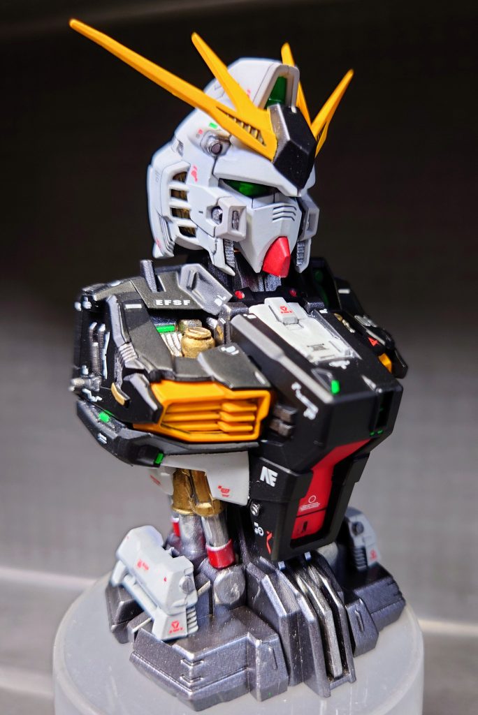 今回は、かなり大雑把ですが軽くスジ彫りやディテールアップを施し、再塗装をしました。後、前作のスタークジェガンから始めた、蛍光チップも所々に施しました。