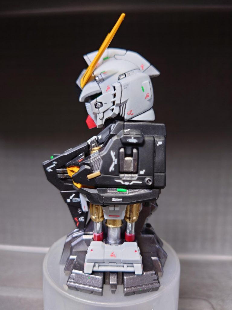 しかし残念なのが、ブレードアンテナは曲っていたり合わせ目は合わなかったり、部品が歪んでいたりと、メカニカルバストは全体的にかなり雑な作りですね😅。再販の為か、金型が駄目になっているのか分かりませんが、第2段のエクシアもこんな感じなのですかね?次回発売予定のエアリアルは、しっかりした作りであることを願うばかりです。