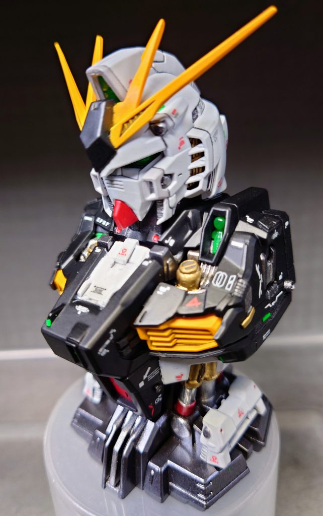 メカニカルバストは、ガンダムアーティファクトの様な大胆なアレンジが加えられてますが、素晴らしい造形なので人気が出たのが頷けますね😊。