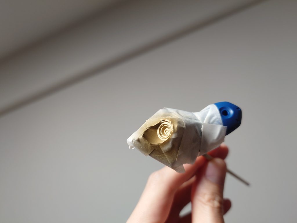 マスキングを使用した塗り分けの際の写真。曲線部分の塗り分けは本当に大変でした。今後はバーニア様に丸型マスキングシールなども購入したいですね