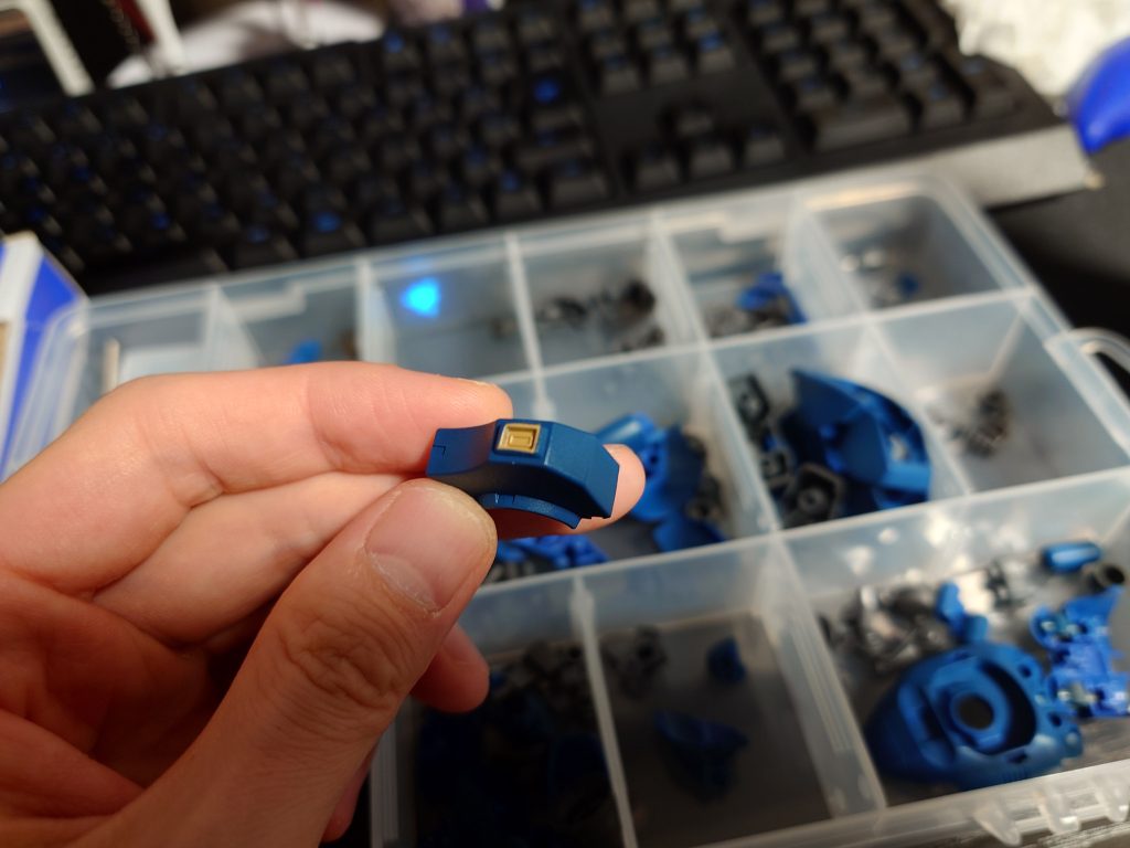 腰部の塗り分け写真。マスキングを剥がす瞬間の気持ち良さは、モデラーしか味わえないものですね。