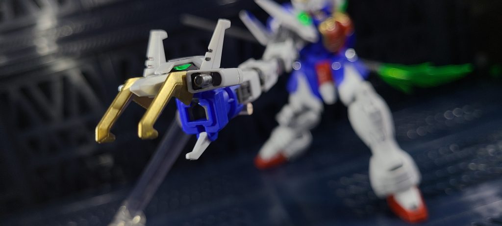 HGACの構造上、どうしてもこうパーツを伸ばすポーズは保持しにくいです。撮影時はよく倒れて大変でしたw