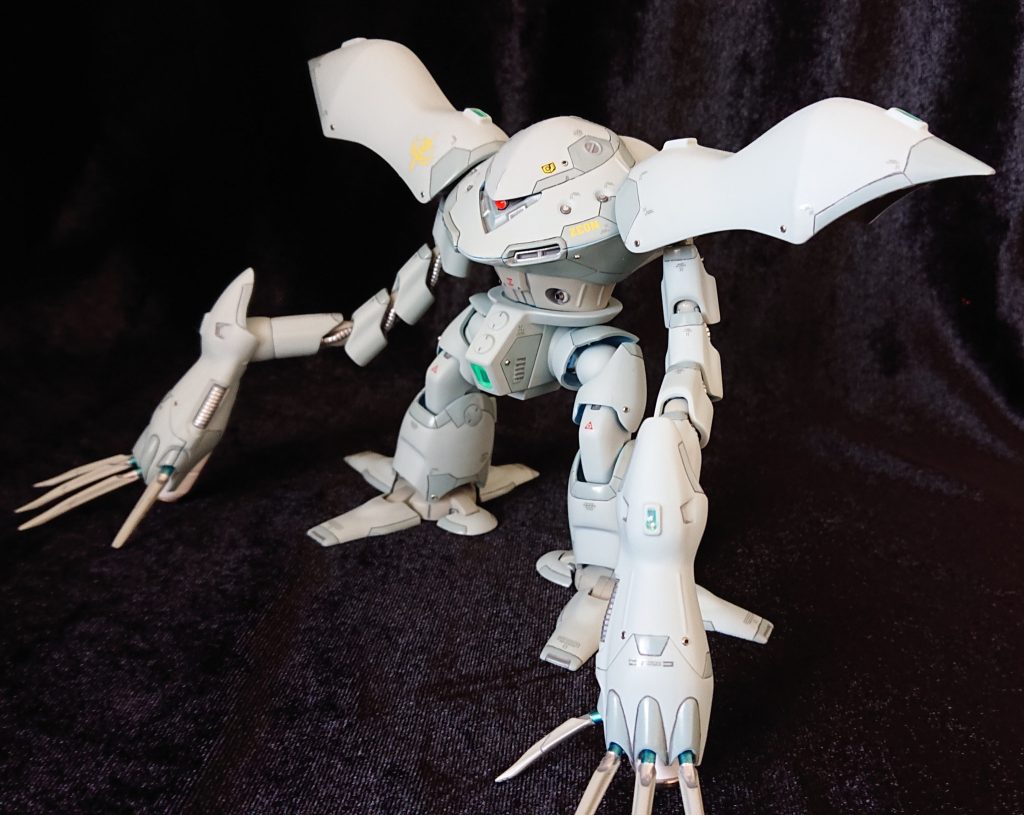 うちの最近の流行りで制作(ちょこっとスジボリ、100均のツブシダマとＵＶレジン、デカール多め)。そして筆塗り全塗装による冷たいカラーリング😏