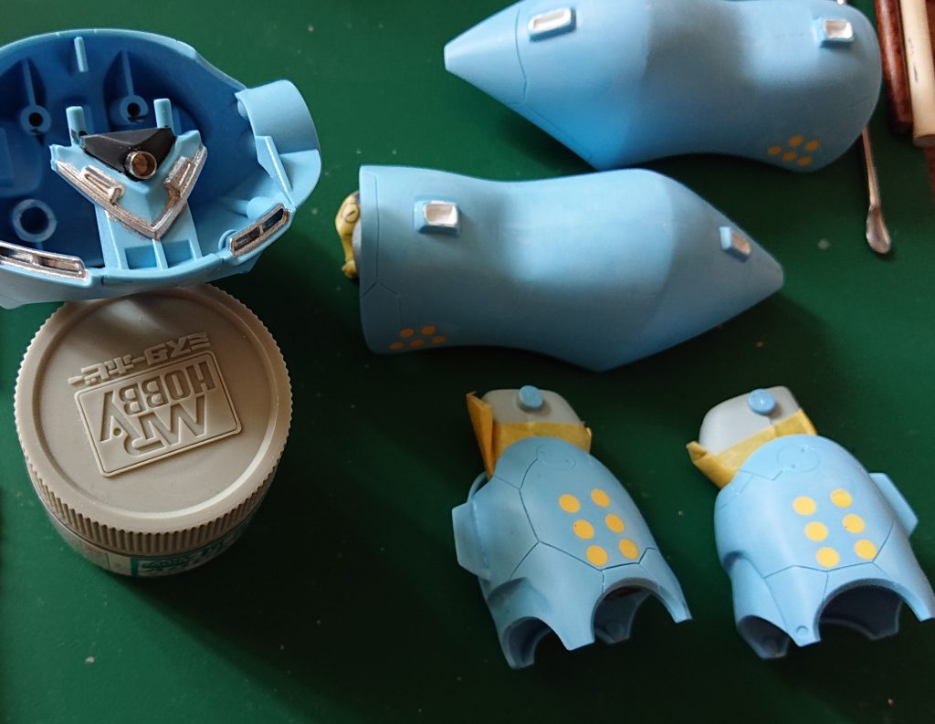 合わせ目が多過ぎて🥴。ハイゴッグの特徴的な穴はパーツ裏にリブやダボ穴と干渉して貫通できないのでパテで埋め込み😌。