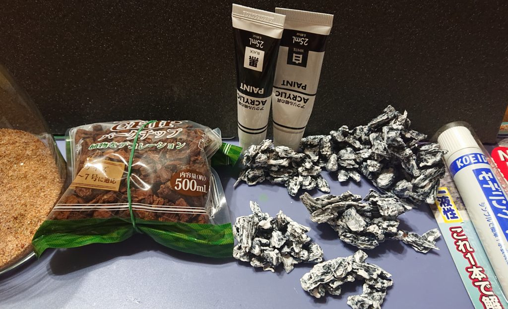 ビンに砂、バークチップに白黒のカラーをして、フリーズドライの苔をばらまき、モデリングウォーターを流し込みました。  UVライトでハイッ❗