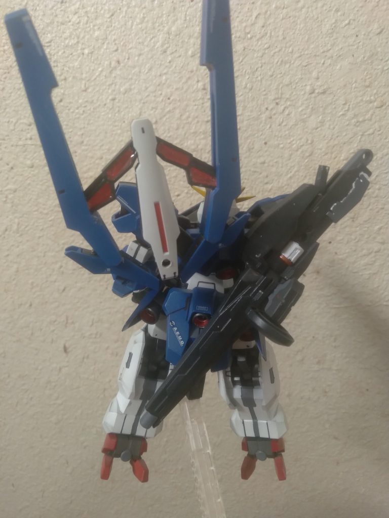 On the back are the other weapons. On the left is the phased array cannon/energy shield generator. On the right side is the Advanced Beam Launcher.