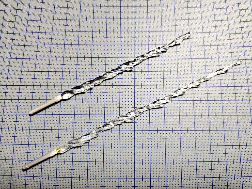 ビームサーベルです。1/100サイズは軸が合わなかったので、真鍮線で軸を作りました。