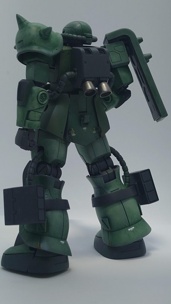 脚部のスラスターをカバーで塞いだり、リアアーマーにフックやらステーを付けたり、地味にランドセルの上部スラスターもインテーク風に替えてます。