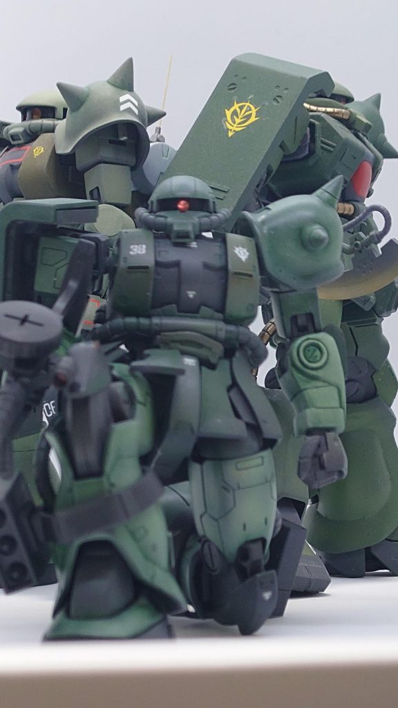 過去作の量産機と集合写真(笑)ザクは何機作っても飽きませんね。他のキットに飽きるとザクに手を出して、結局ザクの方が先に完成すると言うのがもうパターン化しちゃっています💦最後までご覧いただきありがとうございました。