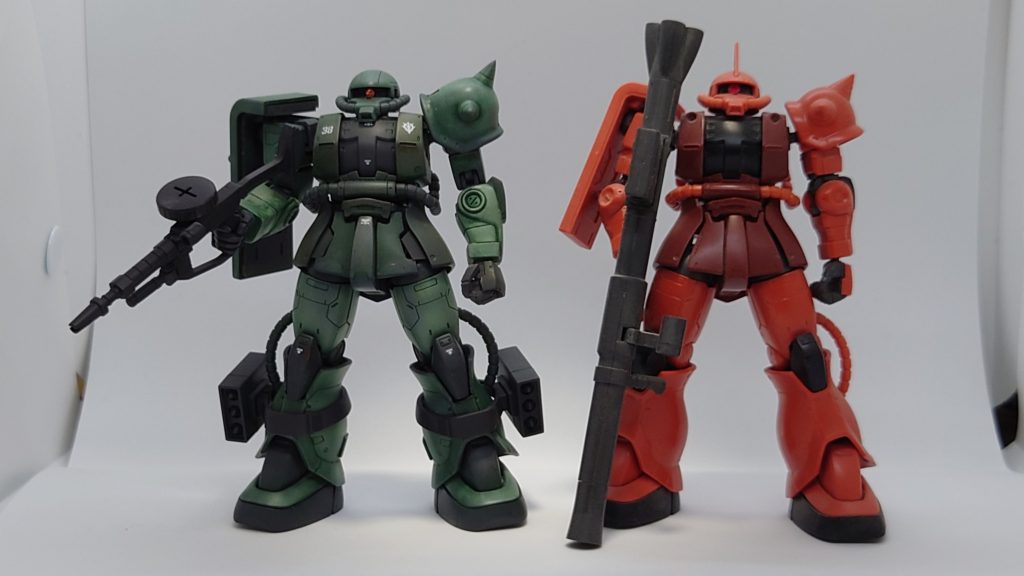 素組み(シャアザクしかありませんでした💦)との比較です。地味に膝アーマーの延長やスカート周りの形状変更をやって、少しでも陸戦型に見える様に悪あがきしています(笑)