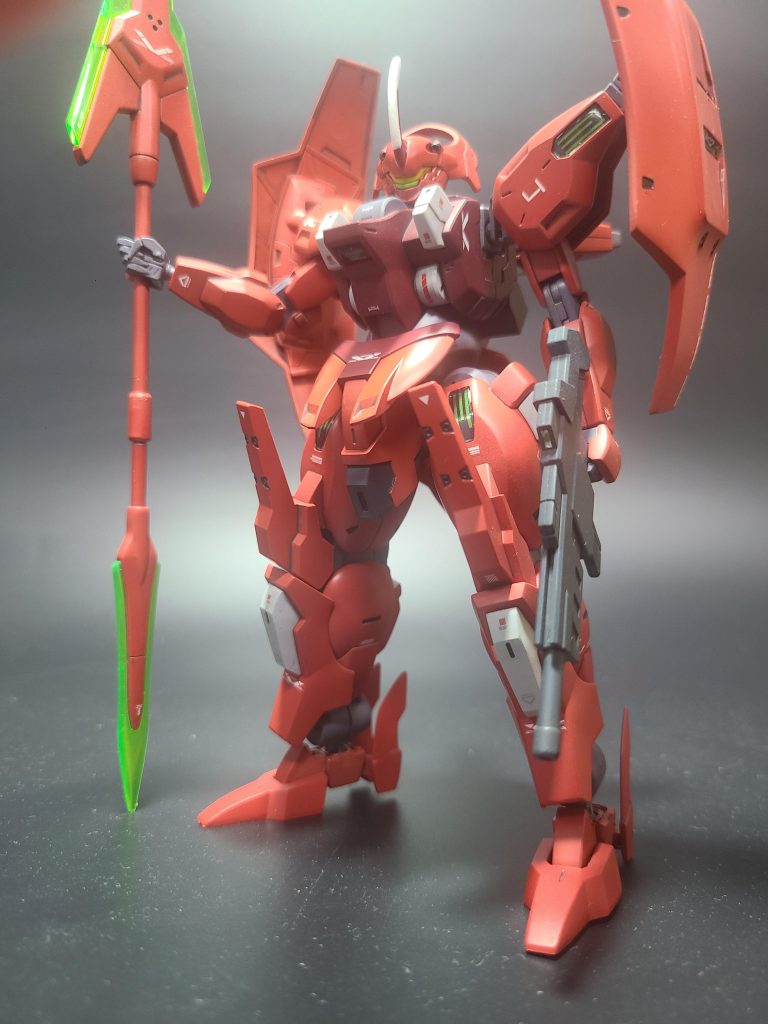 ダリルバルデって、格好いい機体なんですけど、射撃の武装がないのはちょっとネックではないかと思います。なので、ディランザのビーム・ライフルを少し加工して持たせてみました。ディランザ用ビーム・ライフルにリーオーのビームサーベルの柄をぶっ刺すだけの簡単な加工でした。