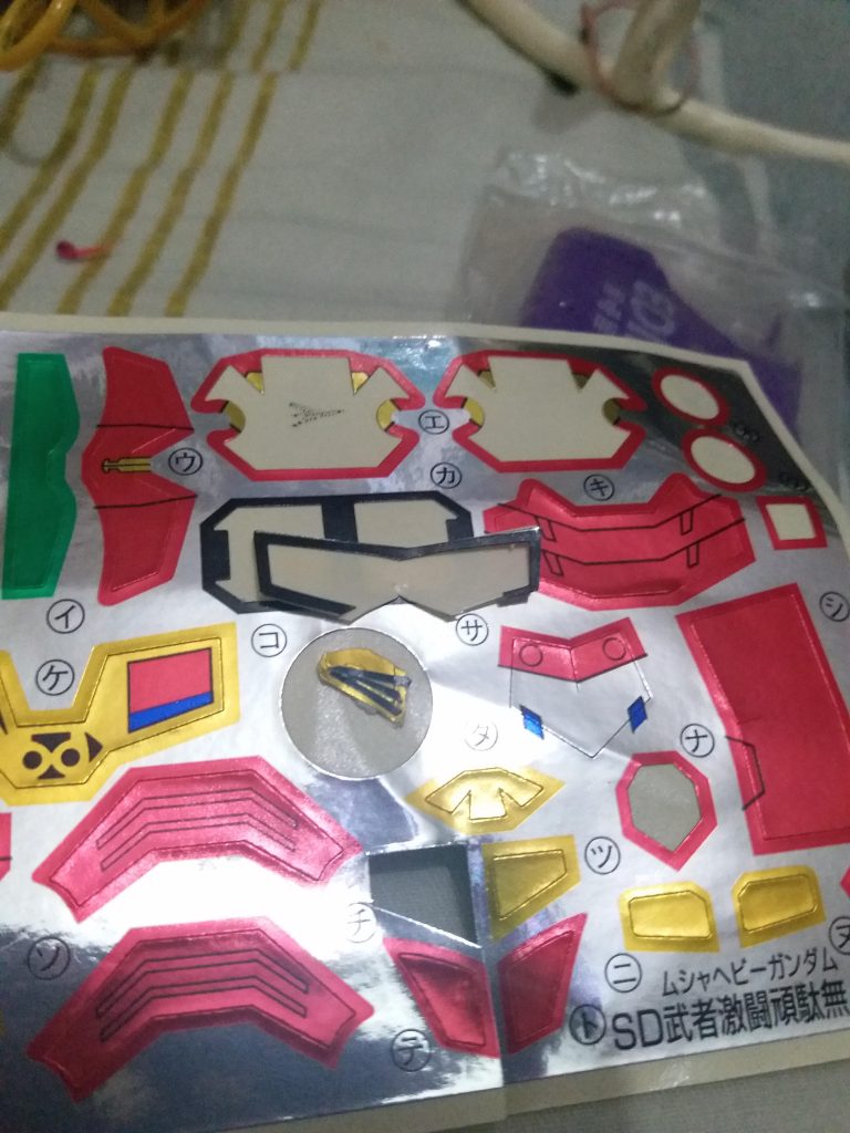 咪眼貼用左 シール　チ　ア 整，チ剪少少就剛好可以遮住眼珠