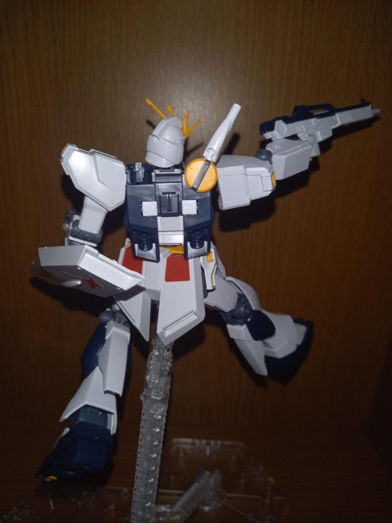 後ろから見てもカッコイイ！そしていつかEGだけどHGに間違えられそうな機体をEGνガンダムで作りたいです……(´ｰ｀)